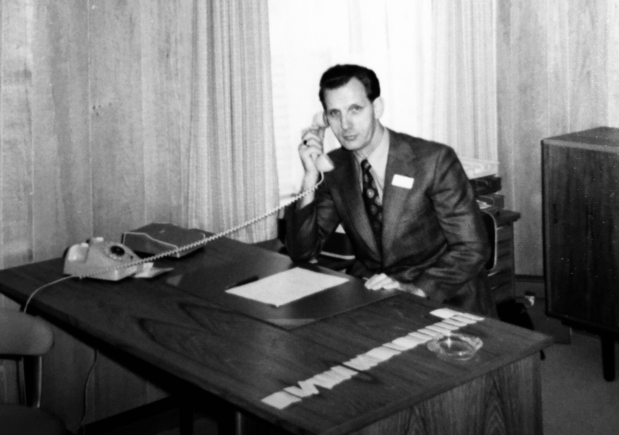 Alfred Nielsen taler i telefon MOT