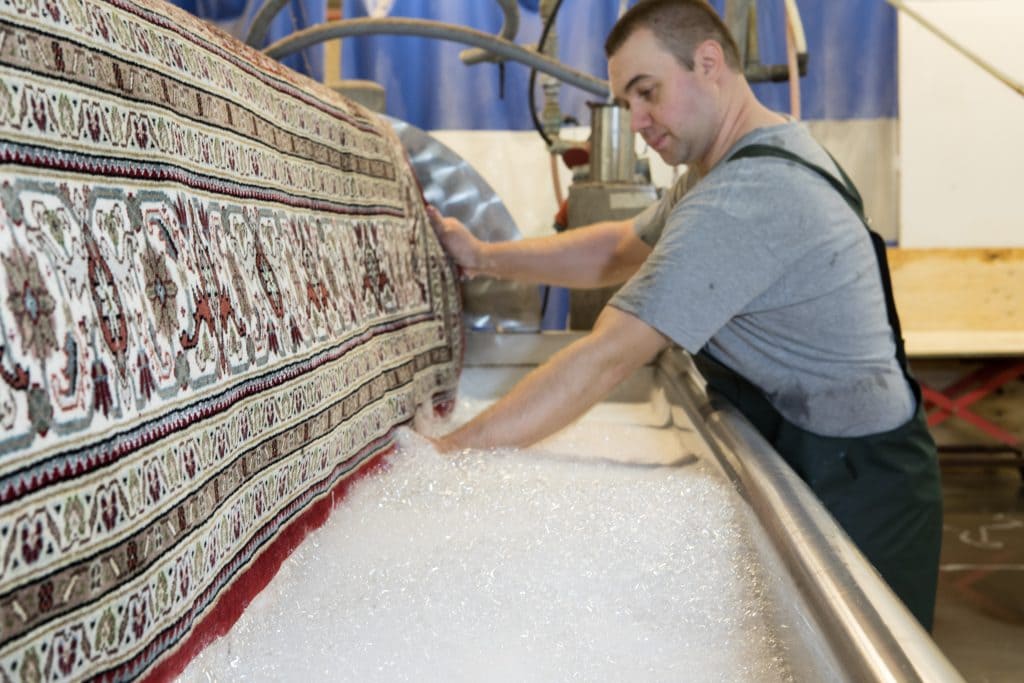 Marcin udfører tæpperens / vask af tæppe i vaskekar