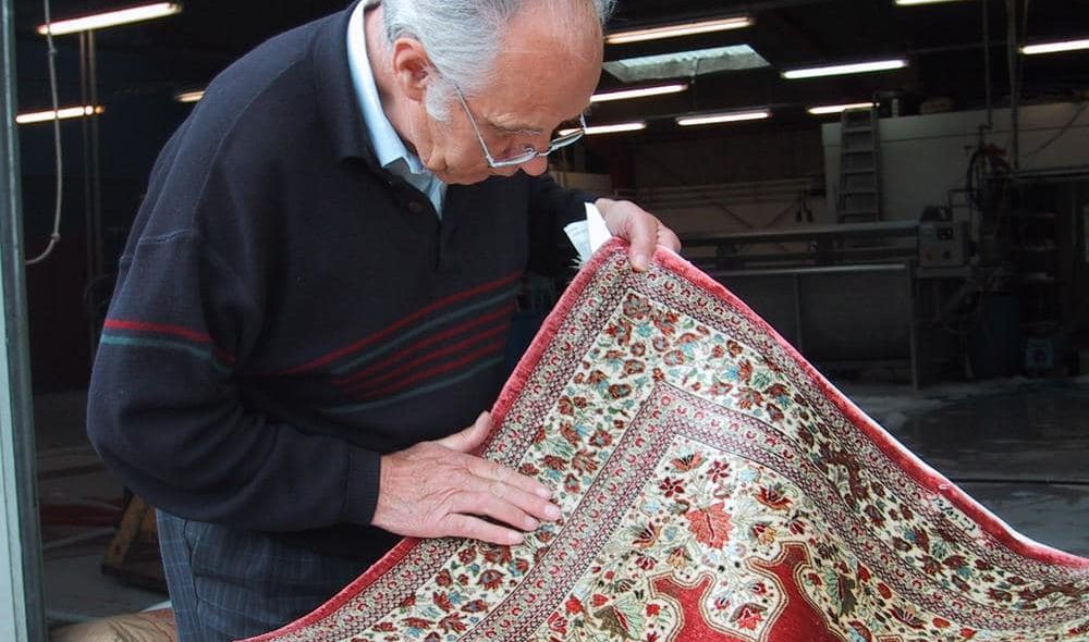 Alfred inspicerer ægte tæppe efter tæpperens