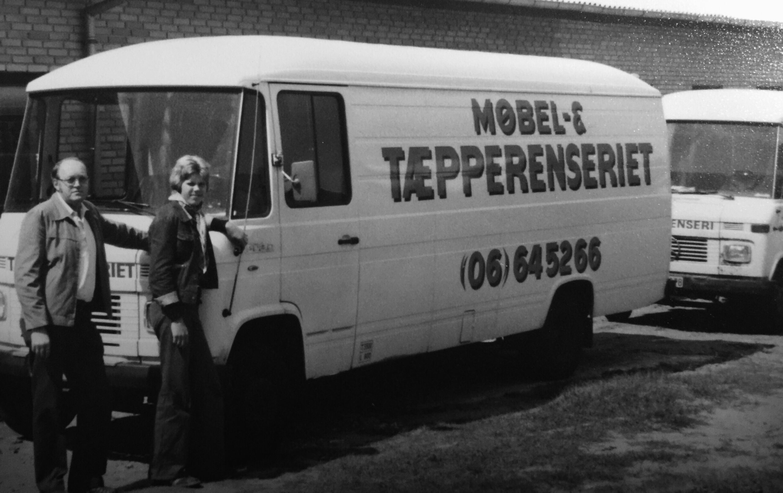 Jens Ole står ved bil møbel- og tæpperens